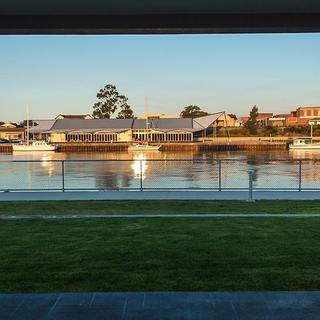 Ulverstone Waterfront Apartments Kültér fotó